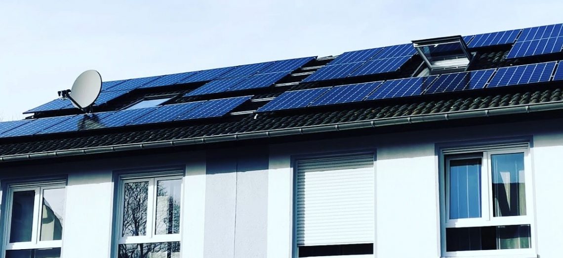 Photovoltaik Anlage auf Steildach von Dachdeckerei Schwarz