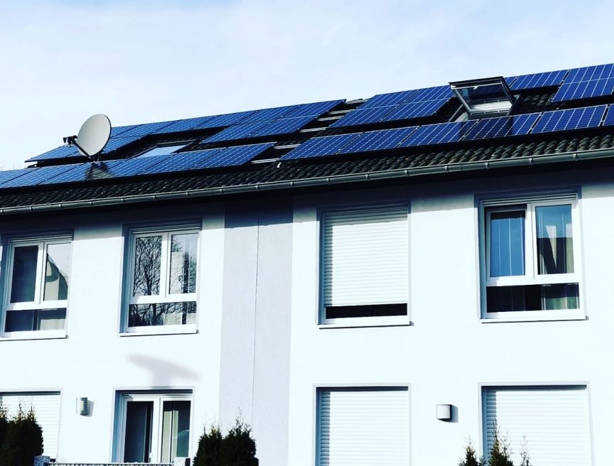 Photovoltaik Anlage auf Steildach von Dachdeckerei Schwarz